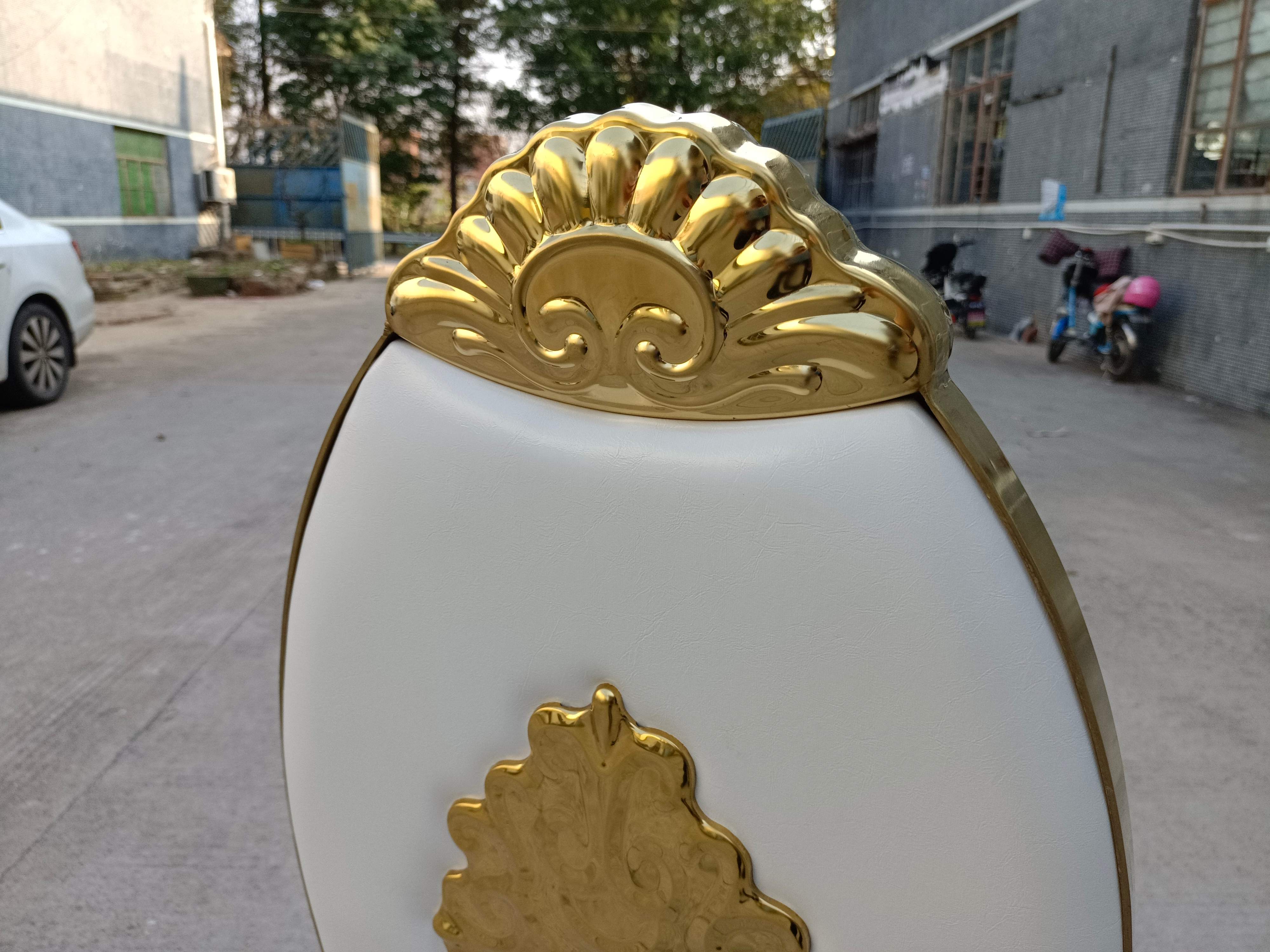 Gold Crest-Top Oval Back Cabriole Leg Dining Chair - White Upholstered Luxury Accent Chair